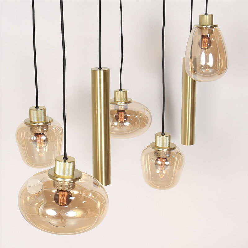 Die Pendelleuchte - Lucy 2.0 - 9er verfügt über bernsteinfarbene Glasschirme mit zylindrischen Messingbefestigungen, die in unterschiedlichen Höhen hängen und freiliegende Glühlampen zur Schau stellen, die für ein warmes, stilvolles Ambiente sorgen. Die Pendelleuchte - Lucy 2.0 - 9er verfügt über bernsteinfarbene Glasschirme mit zylindrischen Messingbefestigungen, die in unterschiedlichen Höhen hängen und freiliegende Glühlampen zur Schau stellen, die für ein warmes, stilvolles Ambiente sorgen.