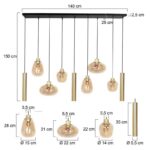 Die Pendelleuchte – Lucy 2.0 – 9er verfügt über acht unterschiedlich geformte Glühbirnen, die an schwarzen Kabeln mit goldenen Fassungen hängen. Die Abmessungen sind markiert und die Leuchte misst 140 cm Breite und 150 cm Länge, wodurch sie einen markanten optischen Mittelpunkt bildet.