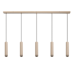 Die Pendelleuchte – Puc 5er ist eine moderne Pendelleuchte mit fünf zylindrischen goldenen Lichtern, die von einer langen Metallstange hängen. Sie verfügt über ein minimalistisches Design und schwarze Kabel, die die Lichter mit der Stange verbinden.
