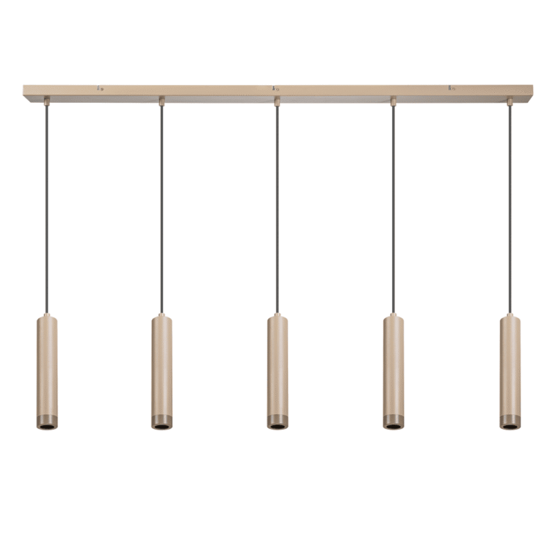 Die Pendelleuchte – Puc 5er ist eine moderne Pendelleuchte mit fünf zylindrischen goldenen Lichtern, die von einer langen Metallstange hängen. Sie verfügt über ein minimalistisches Design und schwarze Kabel, die die Lichter mit der Stange verbinden.