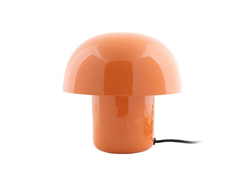 Die Tischleuchte - Toad ist eine orangefarbene, pilzförmige Tischlampe mit glänzender Oberfläche. Ihre kuppelförmige Oberseite ruht auf einem zylindrischen Sockel, aus dem ein schwarzes Stromkabel herausragt.