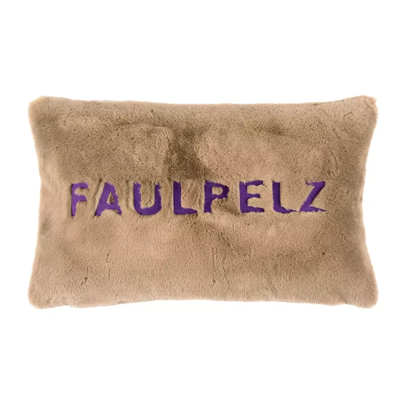 Der Kissenbezug - Fauli ist ein rechteckiger, beiger Kissenbezug aus Kunstfell mit der Aufschrift „FAULPELZ“ in großen violetten Buchstaben, was ihn zu einem gemütlichen Statement-Stück macht.