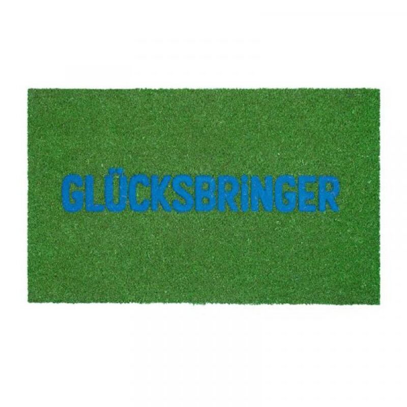 Die Fußmatte - Glücksbringer ist eine rechteckige grüne Matte mit der Aufschrift „GLÜCKSBRINGER“ in kräftigen blauen Buchstaben, die jedem Eingang Charme verleiht.