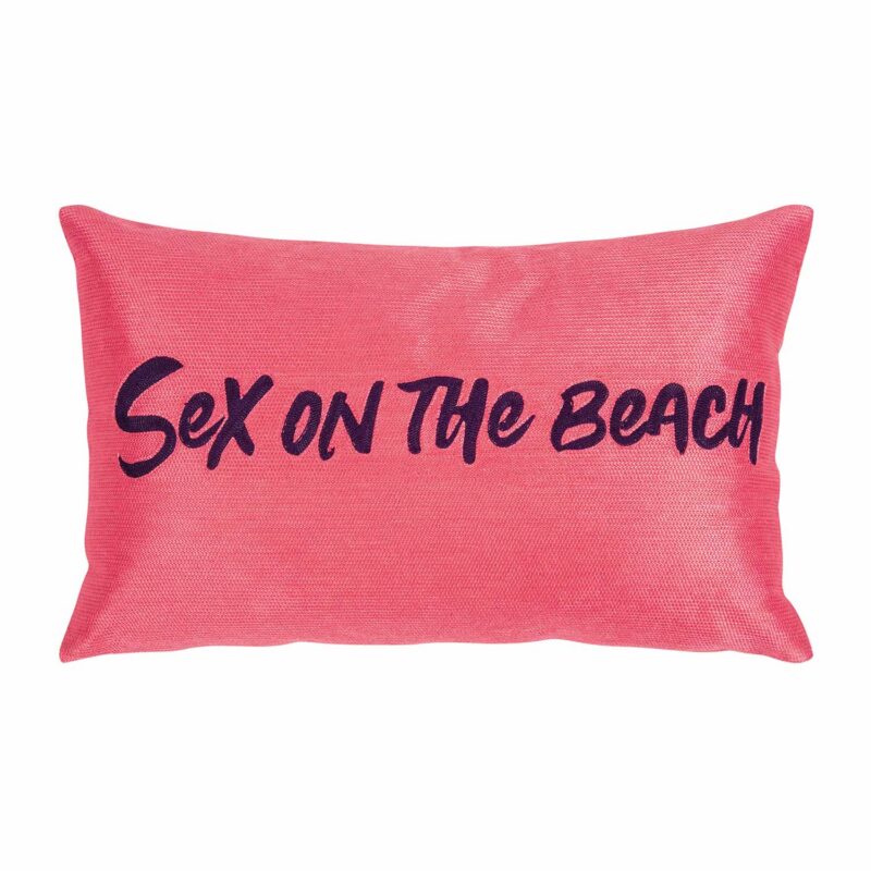 Der Kissenbezug „Pink – Sex on the Beach“ verfügt über kräftige, schwarze Buchstaben für einen frechen dekorativen Touch und verleiht jedem Raum verspielten Charme und ein gesprächsanregendes Flair.