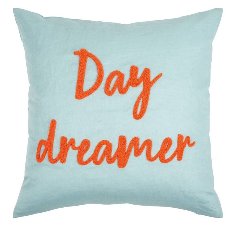 Dieser stilvolle Kissenbezug in Hellblau besteht aus einem quadratischen Kissen mit der Aufschrift „Daydreamer“ in kursiven orangefarbenen Buchstaben. Dieser stilvolle Kissenbezug in Hellblau besteht aus einem quadratischen Kissen mit der Aufschrift „Daydreamer“ in kursiven orangefarbenen Buchstaben.