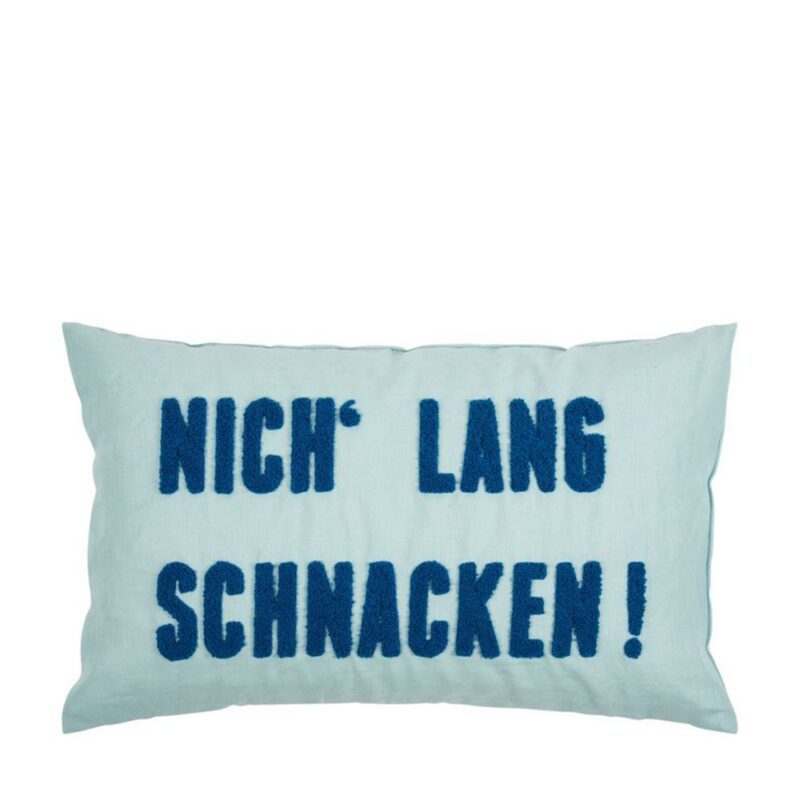 Ein rechteckiges hellblaues Kissenbezug-Kissen mit dunkelblauem Text mit der Aufschrift „Nich lang schnacken! Kopp in Nacken!“.
