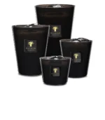 Vier schwarze Kerzen unterschiedlicher Größe aus der Baobab-Kollektion mit dem Namen „Duftkerze – Encre de Chine“, jeweils in einem glänzenden zylindrischen Behälter mit einem kleinen schwarz-goldenen Etikett mit einem Baumlogo und Markennamen.