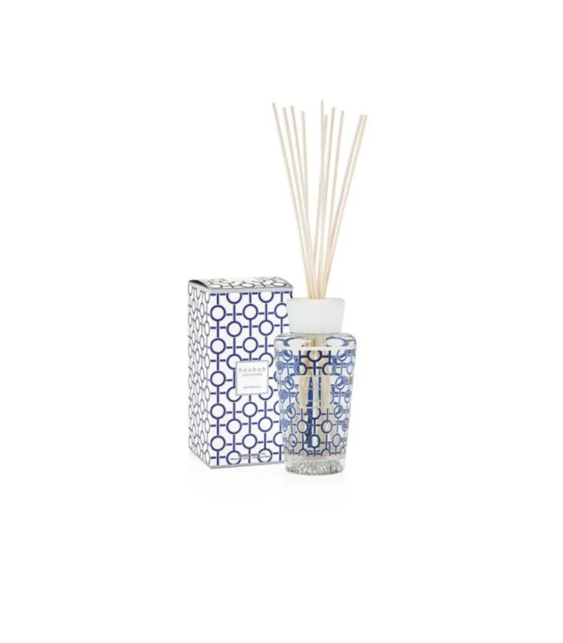 Ein Raumduft - My First Baobab Gentlemen-Diffusor mit blauem geometrischem Muster und Holzstäbchen steht neben der dazu passenden Box. Beide zeigen das gleiche Design und verfügen über ein auffälliges weißes Etikett.