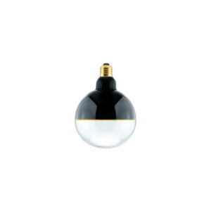 Eine LED-Globe-Glühbirne mit schwarzer Oberseite, durchsichtiger Unterseite und goldenem Schraubsockel ist zentriert vor einem weißen Hintergrund angebracht.
