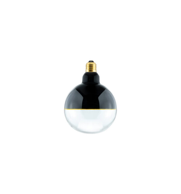 Eine LED-Globe-Glühbirne mit schwarzer Oberseite, durchsichtiger Unterseite und goldenem Schraubsockel ist zentriert vor einem weißen Hintergrund angebracht.