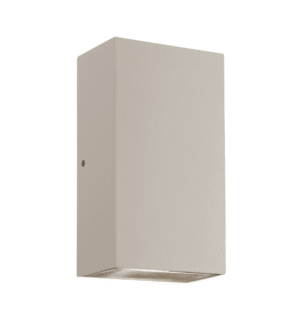 Die Outdoor Wandleuchte - Lumi ist eine minimalistische, rechteckige, beige Wandleuchte mit glatter Oberfläche und einer kleinen schwarzen Schraube an der Seite. Sie strahlt Licht aus ihrer unteren Öffnung nach unten.