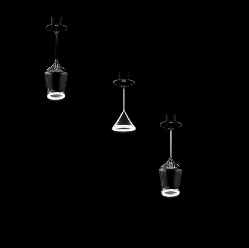 Vor einem schwarzen Hintergrund zeigen die Pendelleuchten „LED Leuchtmittel - Cocktails“ drei unterschiedliche Glasformen: einen Martini auf der linken Seite, ein konisches in der Mitte und einen Becher auf der rechten. Sie strahlen ein weißes Licht aus.