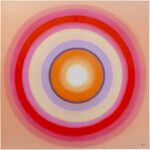 Das „Wandbild – Circle Pink“ ist ein lebendiges abstraktes Gemälde mit konzentrischen Kreisen, die auf pfirsichfarbenem Hintergrund von leuchtendem Orange und Gelb zu Lavendel, Rosa und Rot übergehen und so einen strahlenden Bullseye-Effekt erzeugen.