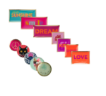 Neun bunte Servierplatten sind diagonal angeordnet. Auf den rechteckigen Platten sind „Ive Got Sunshine“, „Smile“, „Dream“, „Kiss“ und „Love“ zu sehen. Auf den runden Platten sind ein Peace-Zeichen, eine Katze, ein Oktopus, ein Vogel und der Text „La Vie est Belle“ zu sehen.