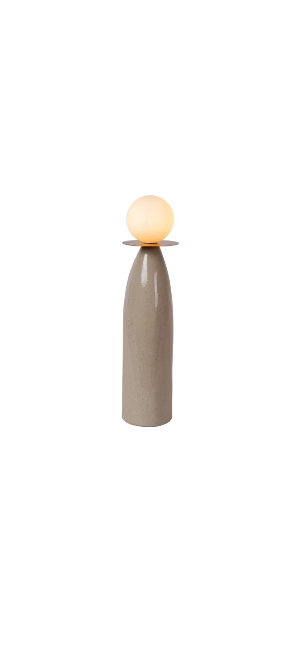Die Tischleuchte - Figaro ist eine hohe, beige Keramiklampe mit glänzender Oberfläche. Sie verfügt über eine runde Glühbirne an der Oberseite, die einer minimalistischen Skulptur ähnelt, und weist ein modernes und elegantes Design auf.