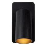 Entdecken Sie die Wandleuchte – Icon von Licht Factory, eine elegante schwarze Wandleuchte mit geripptem, zylindrischem Design und glatter, rechteckiger Rückplatte, die das Licht nach unten richtet, um einen warmen Schein zu erzeugen und jeden modernen Raum aufzuwerten.