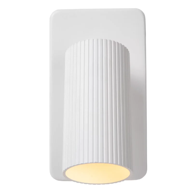Die Wandleuchte - Icon von Licht Factory ist eine moderne Wandleuchte mit einem zylindrischen weißen Schirm und einem rechteckigen Sockel, beide vertikal gerippt. Sie strahlt warmes Licht von der Unterseite aus und sorgt so für eine gemütliche Beleuchtung.