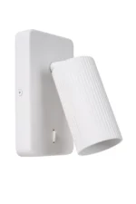 Erleben Sie das elegante Design der Wandleuchte - Icon von Licht Factory. Diese moderne weiße Wandleselampe verfügt über einen gerippten zylindrischen Schirm auf einem rechteckigen Sockel und einen verstellbaren Kopf für präzise Beleuchtung, perfekt für ein besseres Leseerlebnis.