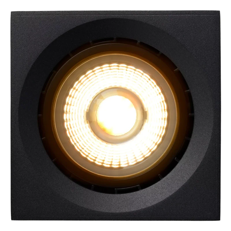 Der Deckenstrahler – Blacky von Licht Factory ist eine quadratische, schwarze Deckeneinbauleuchte mit einem schlanken, modernen Rahmen, der durch sein helles, kreisförmiges LED-Muster ein warmes Licht ausstrahlt.