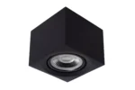 Der Deckenstrahler - Blacky von Licht Factory ist eine schlichte, schwarze Deckenleuchte in Würfelform mit einer eingelassenen runden LED, ideal für moderne Innenräume.