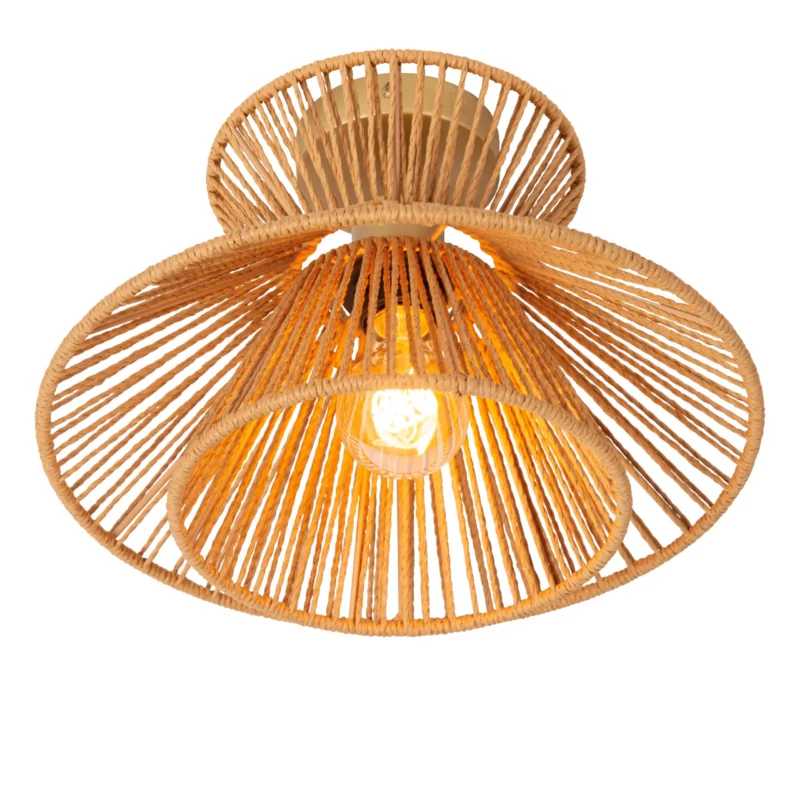 Die Deckenleuchte - Tassy von Licht Factory präsentiert eine Glühbirne, die in einem runden, geflochtenen Rattanrahmen eingeschlossen ist. Seine konzentrischen Ringe bilden ein offenes, korbähnliches Design, das warmes Licht elegant durchscheinen lässt.