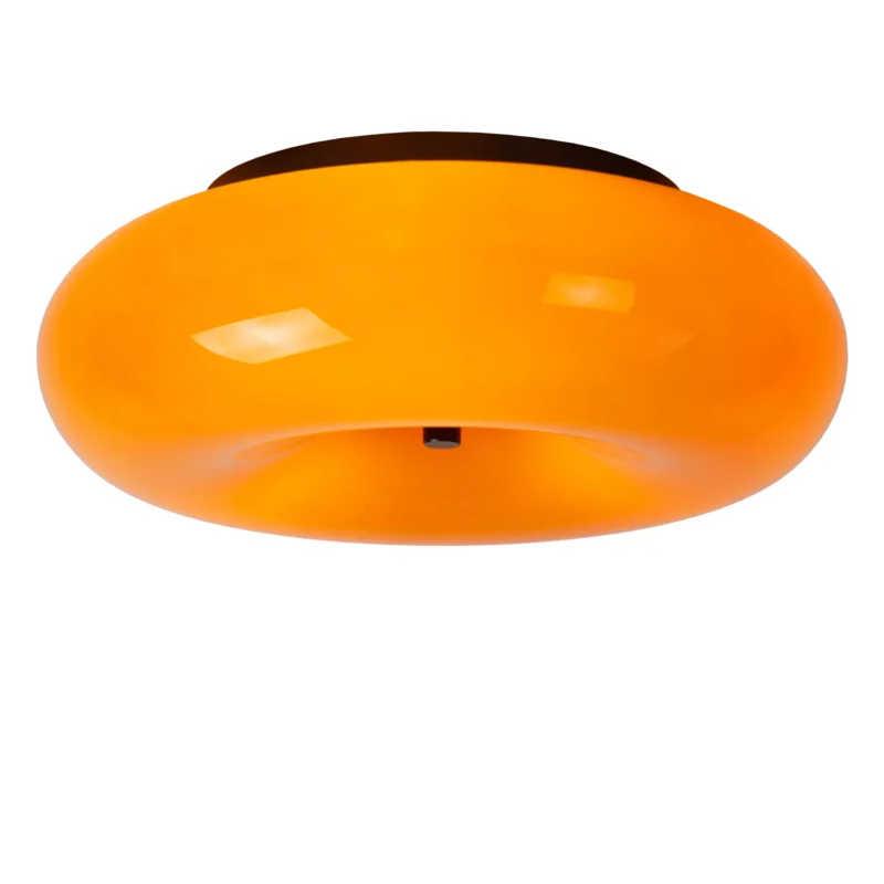 Nahaufnahme der modernen orangefarbenen „Deckenleuchte - Tino“ von Licht Factory mit glänzendem, abgerundetem Design. Die Oberfläche reflektiert sanft das Licht für ein glattes Erscheinungsbild und lässt sich an einer dunklen Deckenhalterung befestigen.