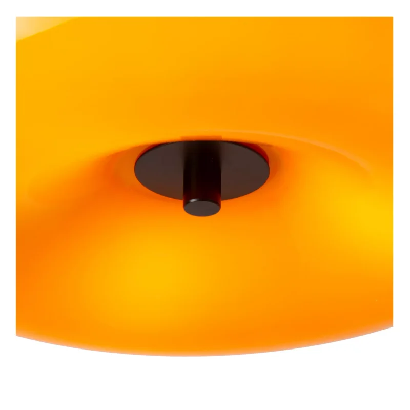 Die Deckenleuchte - Tino von Licht Factory ist eine Deckenleuchte aus orangefarbenem Glas mit einem glatten, abgerundeten Design. Ein zentraler schwarzer Zylinder befestigt sie an der Decke und sorgt für ein warmes und modernes Aussehen. Das Licht streut sanft durch das leuchtend orangefarbene Glas und sorgt für ein einladendes Leuchten.