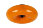 Die Deckenleuchte - Tino von Licht Factory ist eine glänzende, orangefarbene, donutförmige Pendelleuchte mit einem zentralen schwarzen Stab, die von unten betrachtet wird. Sie strahlt ein weiches, warmes Licht aus und ihre reflektierende Oberfläche fängt das Umgebungslicht wunderschön ein.