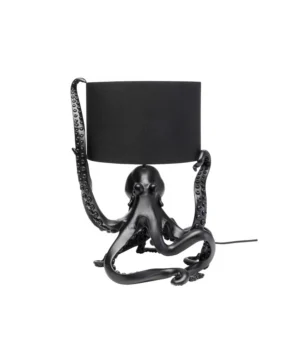 Die Tischleuchte - Octopus ist eine schwarze Tischlampe im Oktopus-Design. Ihre Tentakeln halten einen zylindrischen Lampenschirm, während ihr Körper die Basis bildet und mit detaillierten Tentakelverzierungen versehen ist.