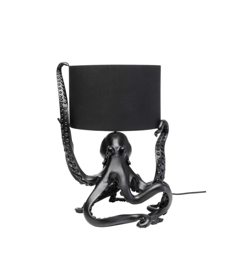 Die Tischleuchte - Octopus ist eine schwarze Tischlampe im Oktopus-Design. Ihre Tentakeln halten einen zylindrischen Lampenschirm, während ihr Körper die Basis bildet und mit detaillierten Tentakelverzierungen versehen ist.