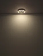 Deckenleuchte in einem dunklen raum die Leute ist an