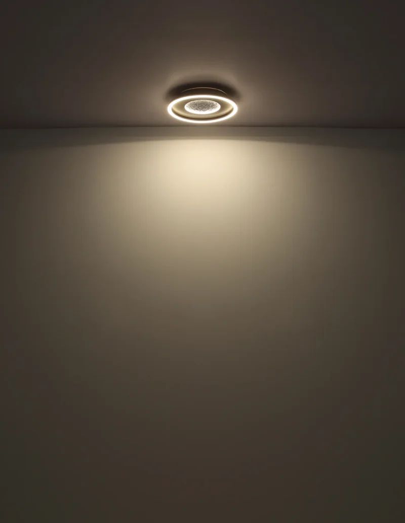 Deckenleuchte in einem dunklen raum die Leute ist an