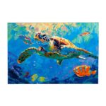 Ein lebendiges Wandbild – Wasserschildkröte (Verfügbar KW 6/2025) zeigt eine bunte Meeresschildkröte, die unter Wasser schwimmt, umgeben von Fischen in einer Meeresszene mit einer lebhaften Mischung aus Blau- und Grüntönen.