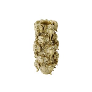 Die Vase - Jumbo, erhältlich ab KW 6/2025, ist goldfarben und weist auf ihrer zylindrischen Form aufwendige erhabene Blumen- und Blattmuster auf. Sie besticht durch viele kleine Details und Strukturen und bietet ein üppiges, dekoratives Aussehen.