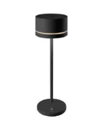Die Tischleuchte - Mona ist eine schlichte, moderne schwarze Tischlampe mit minimalistischem Design, einem zylindrischen Schirm, einem schlanken Ständer, einer runden Basis und einem dezenten Lichtband um den Schirm. Sie wird vor einem weißen Hintergrund präsentiert.