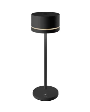 Die Tischleuchte - Mona ist eine schlichte, moderne schwarze Tischlampe mit minimalistischem Design, einem zylindrischen Schirm, einem schlanken Ständer, einer runden Basis und einem dezenten Lichtband um den Schirm. Sie wird vor einem weißen Hintergrund präsentiert.