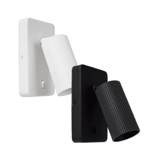 Zwei an der Wand montierte, verstellbare Wandleuchten - Icon-Wandleuchten mit gerippten, zylindrischen Schirmen; eine weiß mit passendem Sockel und die andere schwarz mit passendem Sockel, beide vor einem schlichten weißen Hintergrund.