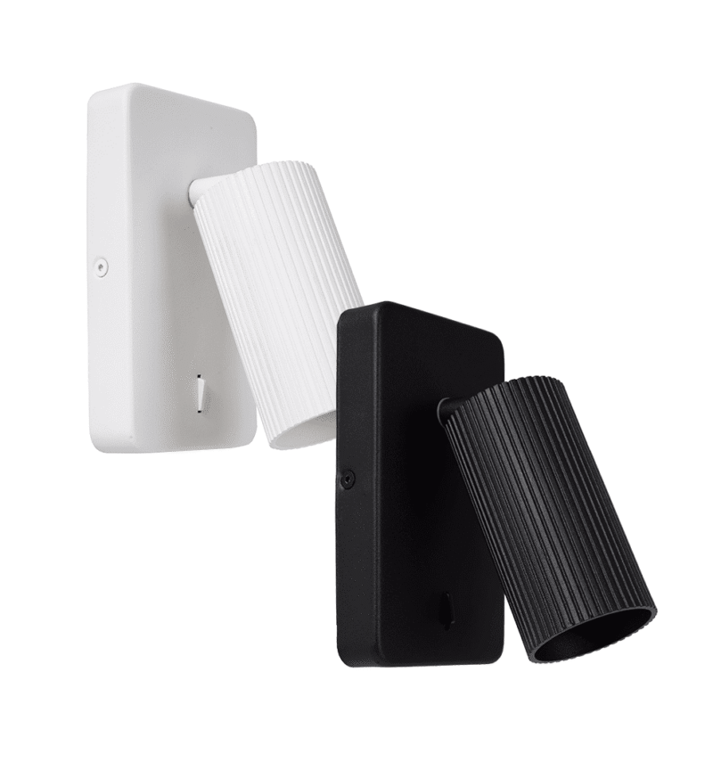 Zwei an der Wand montierte, verstellbare Wandleuchten - Icon-Wandleuchten mit gerippten, zylindrischen Schirmen; eine weiß mit passendem Sockel und die andere schwarz mit passendem Sockel, beide vor einem schlichten weißen Hintergrund.