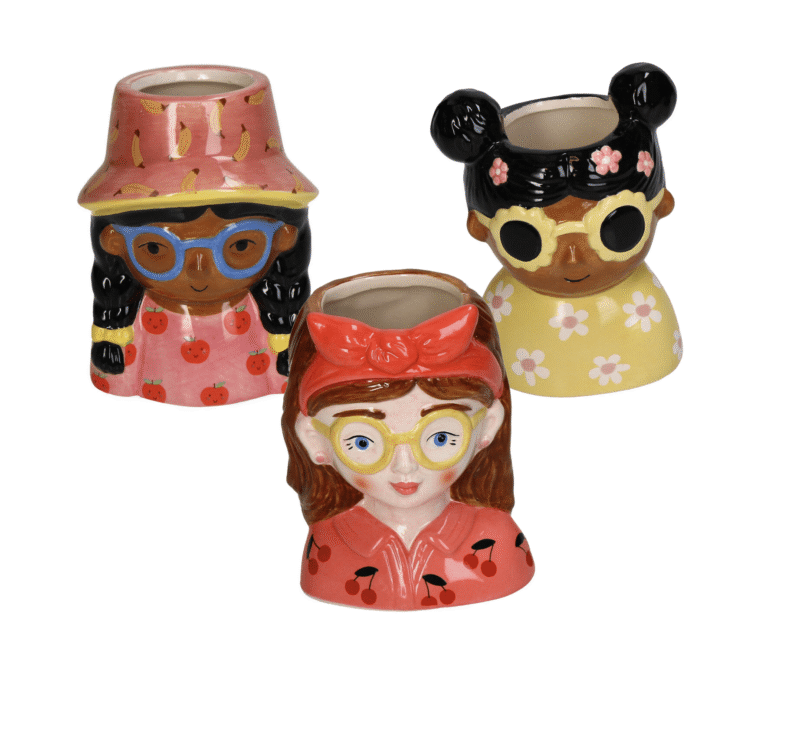 Das Blumentopf - Multi - Mini-Set umfasst drei Keramik-Blumentöpfe in Form menschlicher Gesichter: Einer trägt einen rosa Hut und eine Brille, ein anderer hat eine runde Sonnenbrille und einen Dutt und der dritte trägt ein rotes Stirnband mit Brille – alle mit fröhlichen und farbenfrohen Details.