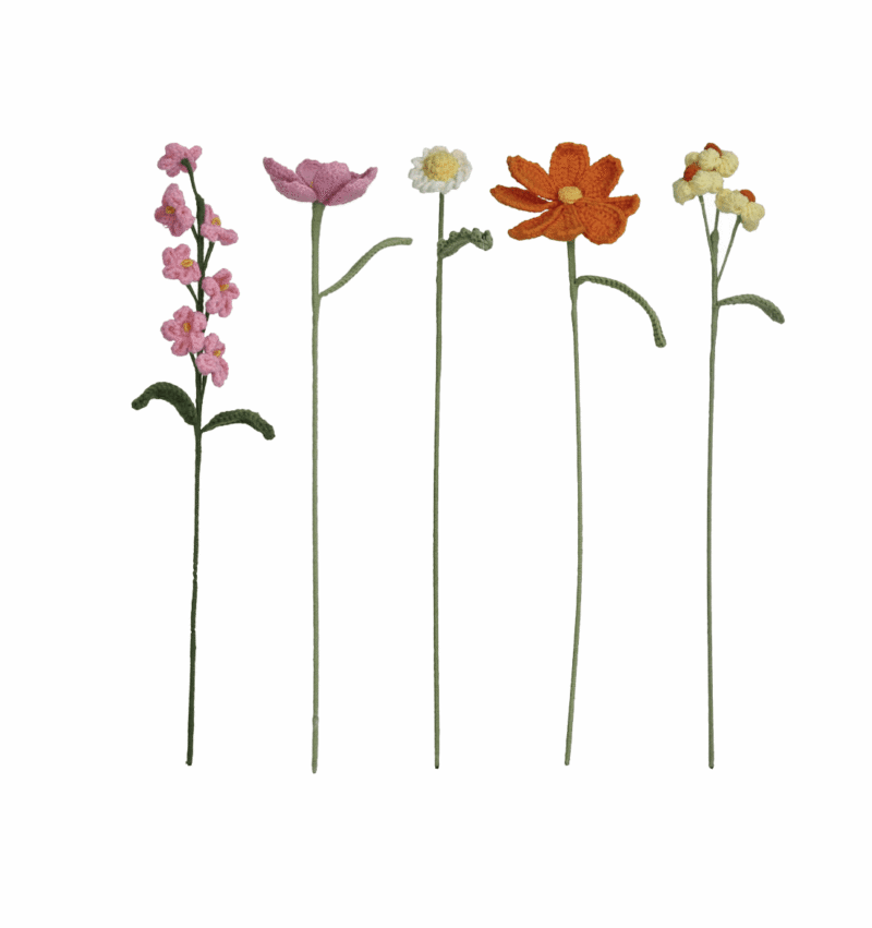 Fünf zarte, bestickte Kunstblumen in einer Reihe, jede davon in einer einzigartigen Farbe und Form von Rosa und Lila bis Orange und Gelb, die eine Vielfalt floraler Designs zeigen.