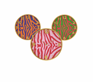 Drei dekorative Wanduhren vom Typ Safari sind in einer dreieckigen Formation angeordnet, jede mit einem einzigartigen Zebrastreifenmuster: eine ist orange und lila, eine andere ist rosa und rot und die dritte ist grün und gelb, alle mit goldfarbenen Rändern.