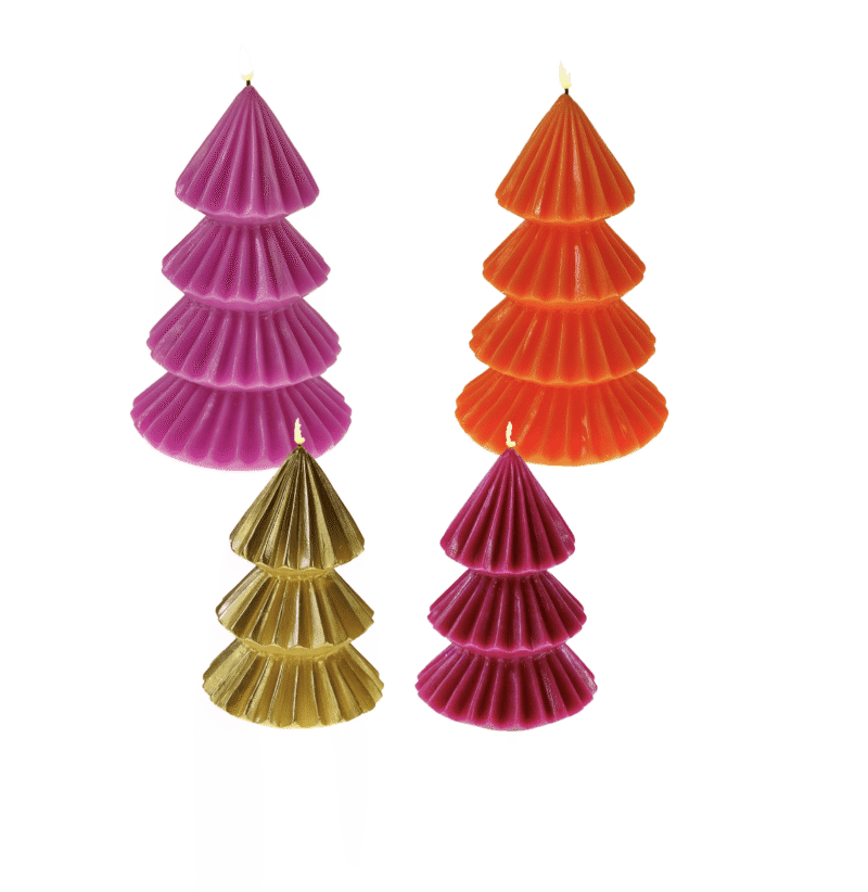 Die LED Kerze - Tanne Kerzen sind vierstöckig und kegelförmig und ähneln Weihnachtsbäumen in Lila, Rot, Gold und Kastanienbraun. Jede Kerze weist ein welliges, plissiertes Design auf, das zufällig angeordnet ist.