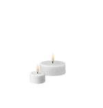 Zwei LED-Teelichter, eine größere und eine kleinere, haben sichtbare Flammen. Sie werden vor einem schlichten weißen Hintergrund präsentiert und erzeugen so einen minimalistischen und ruhigen Look.