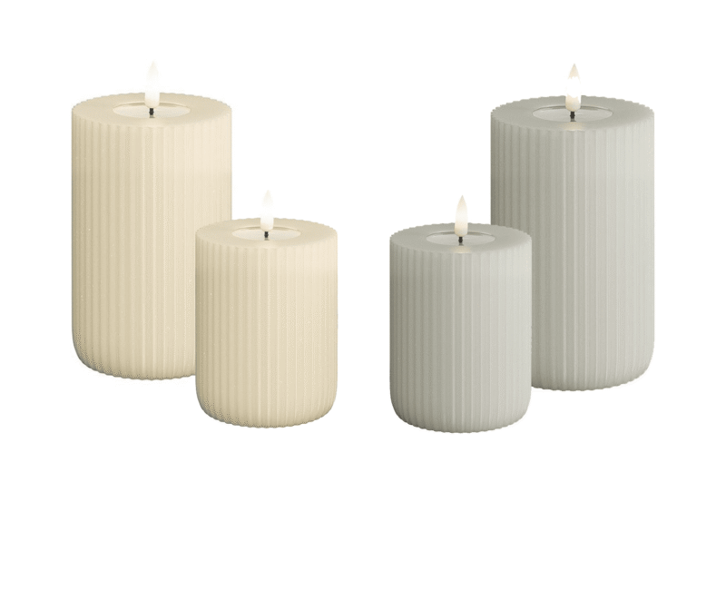 Zwei Sets LED Echtwachskerzen - Riffel, eines in Creme und eines in Grau, sind vor einem weißen Hintergrund abgebildet. Beide Sets enthalten eine hohe und eine niedrige Kerze mit sanft flackernden Flammen.
