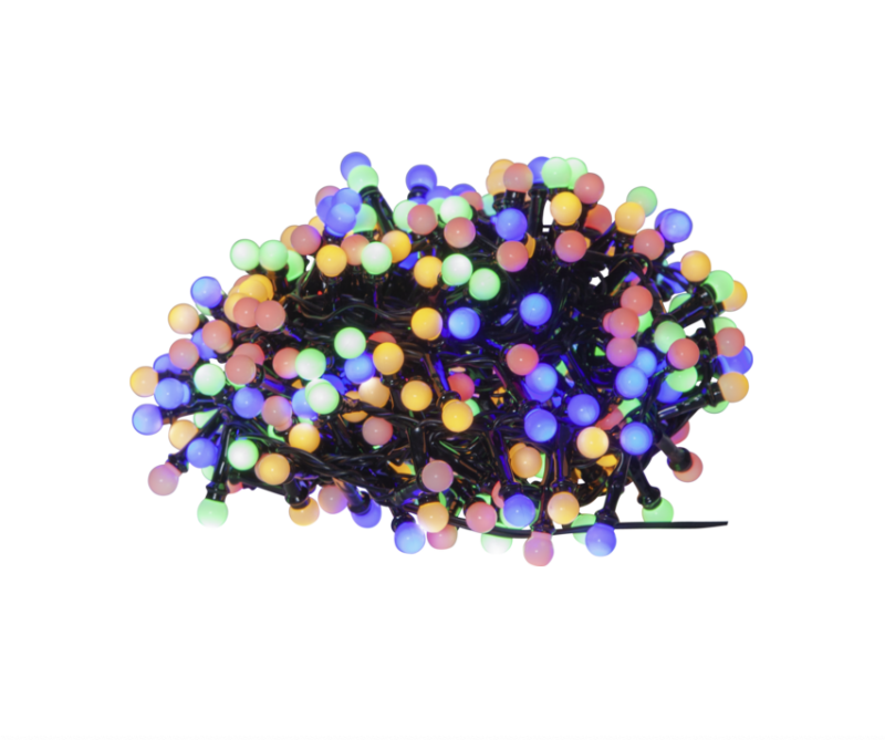 Die Lichterkette - Party besteht aus dicht gebündelten LED-Lichterketten mit rosa, gelben, grünen und blauen Glühbirnen vor einem weißen Hintergrund, die ein lebendiges, buntes Schauspiel erzeugen.