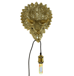 Die Wandleuchte - Vera verfügt über eine goldfarbene Triceratops-Kopfskulptur als Lampensockel mit einer Glühbirne im Vintage-Stil, die an einem schwarzen Kabel hängt und Ihrer Einrichtung eine skurrile prähistorische Note verleiht.