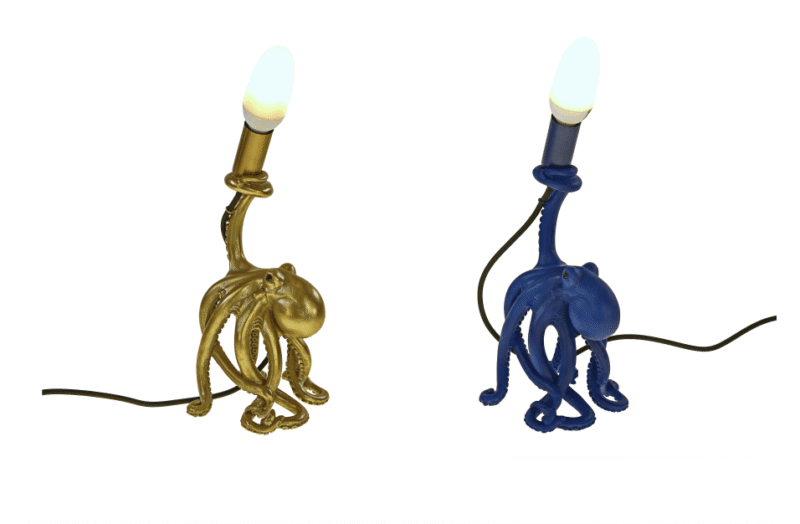 Zwei Lampen mit dem Namen „Tischleuchte – Baby Otto Octopus“: eine golden mit leuchtender Glühbirne, die andere blau mit unbeleuchteter Glühbirne, bei beiden mit hinterherschleifenden Kabeln.