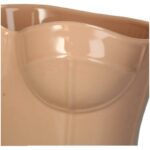 Nahaufnahme der Vase – Mode von Licht Factory, einer beigefarbenen Keramikvase mit glatter, glänzender Oberfläche. Sie zeigt ein einzigartiges torsoähnliches Design mit abgerundeten abstrakten Formen und Konturen und verfügt über einen gewellten, unebenen oberen Rand.