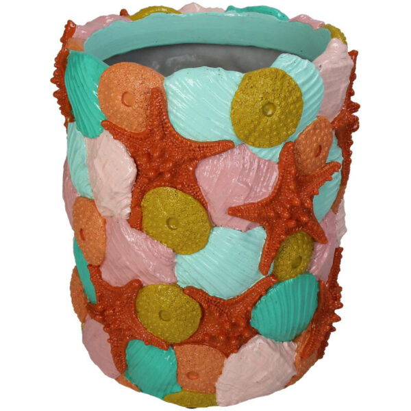 Die Vase - Muschel ist ein dekoratives zylindrisches Stück mit bunten Seesternen und Muscheln in Orange, Rosa, Grün und Gold. Die lebendigen erhabenen Texturen verleihen ihr einen strandinspirierten, künstlerischen Look.
