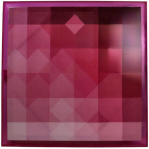 Das „Wandbild - Rosa (KW 1 2025)“ ist ein geometrisches Kunstwerk mit einem Raster aus Rosa- und Rottönen, mit überlappenden Quadraten und Dreiecken. Diese Formen erzeugen einen strukturierten Effekt, während eine zentrale Rautenform das abstrakte Design verstärkt.